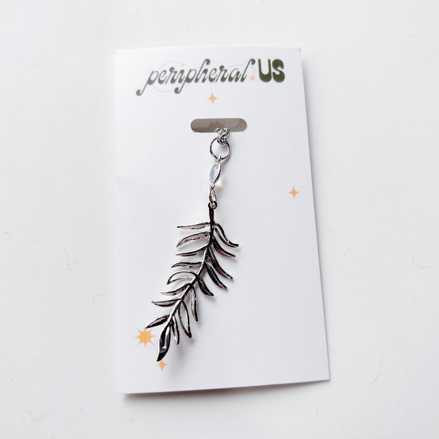 SILVERY LEAF CHARM NECKLACE