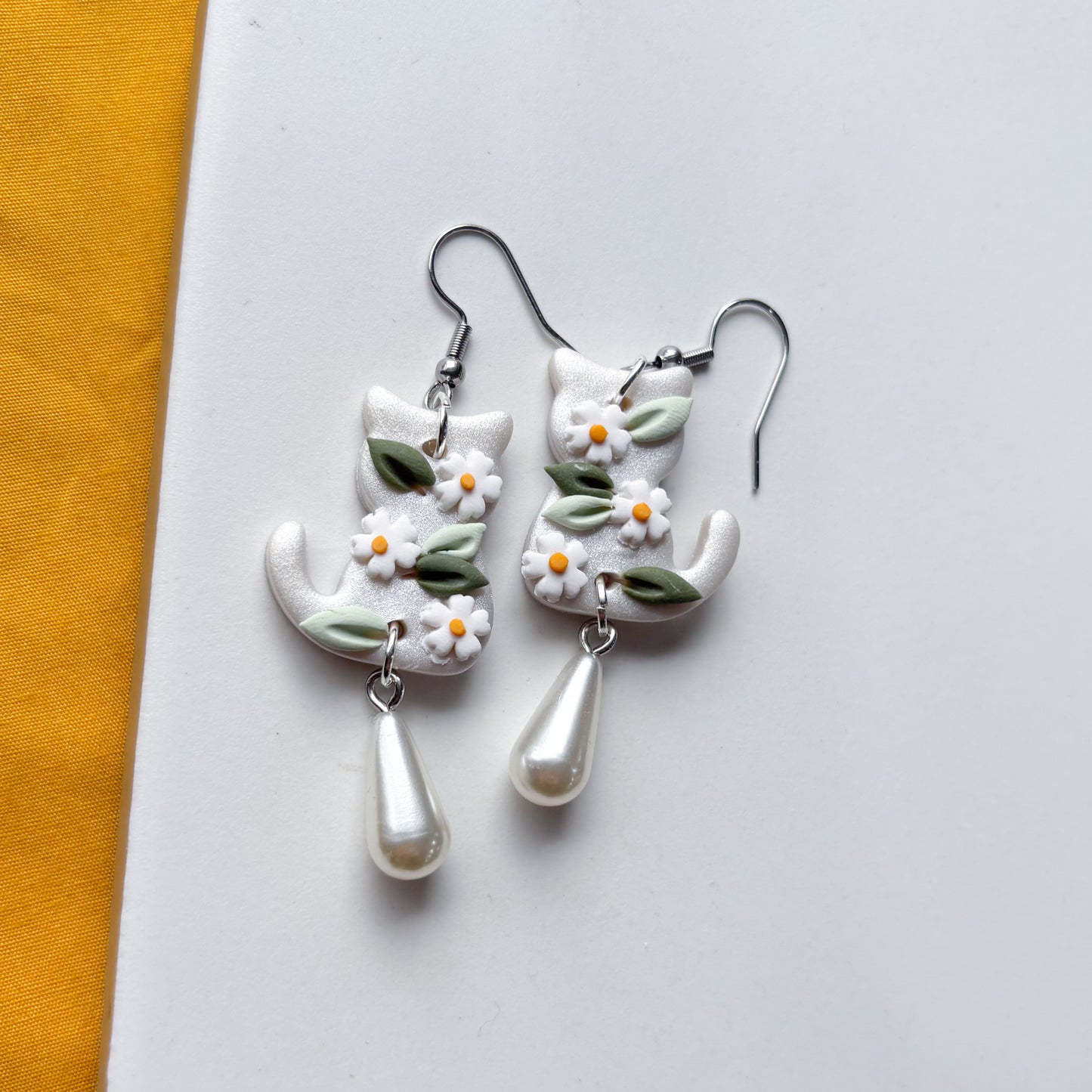 PEARLY DAISY CAT EARRINGS