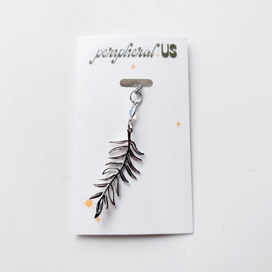 SILVERY LEAF CHARM NECKLACE