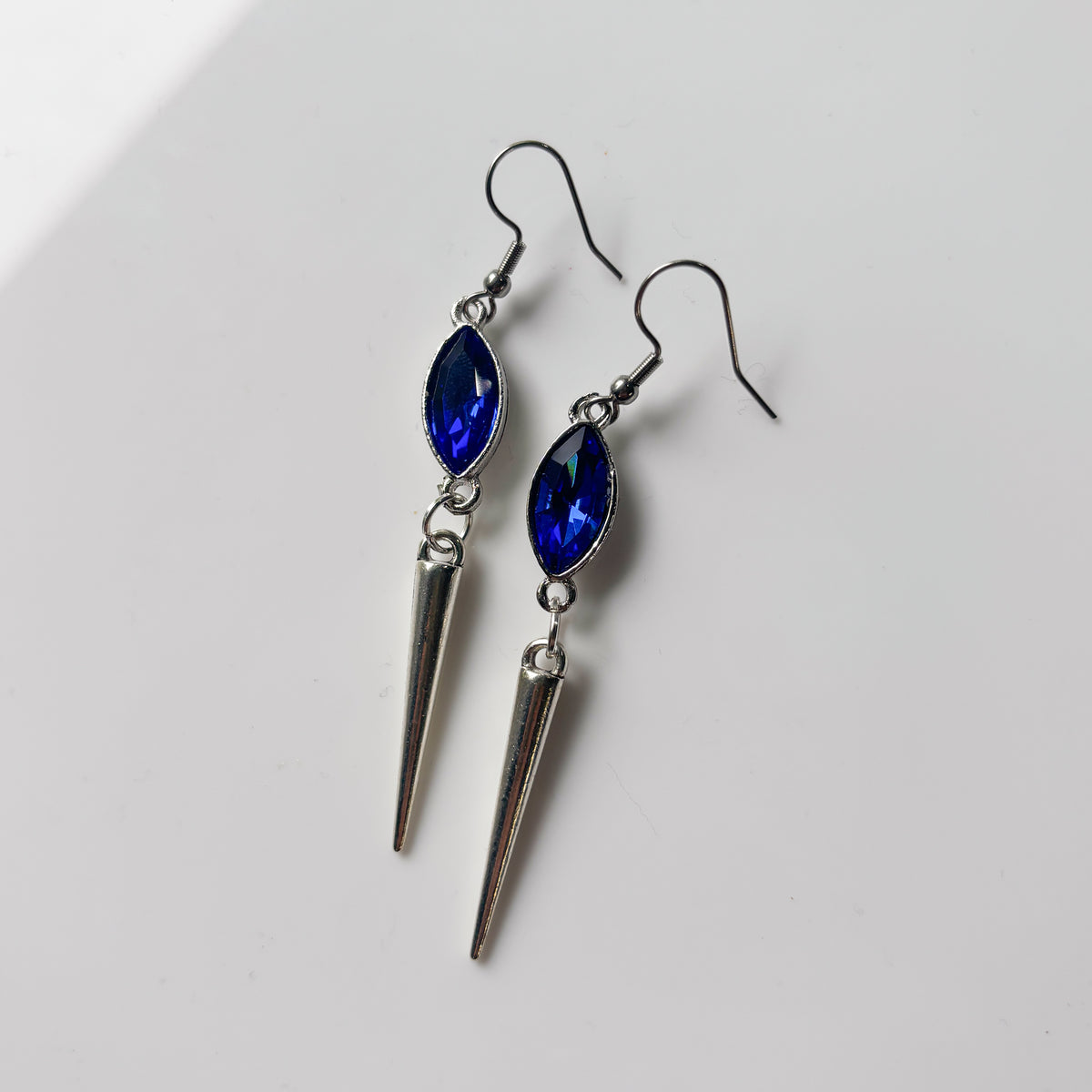 DARK BLUE OVAL SILVER SPIKE CHARM EARRINGS
