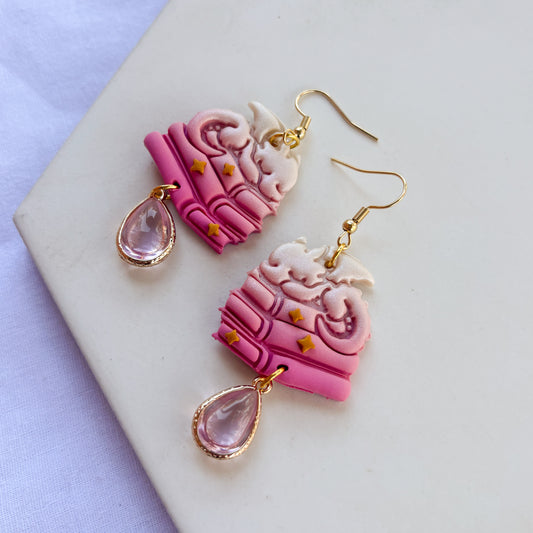 DRAGON ON BOOKS EARRINGS (PEARL PINK)