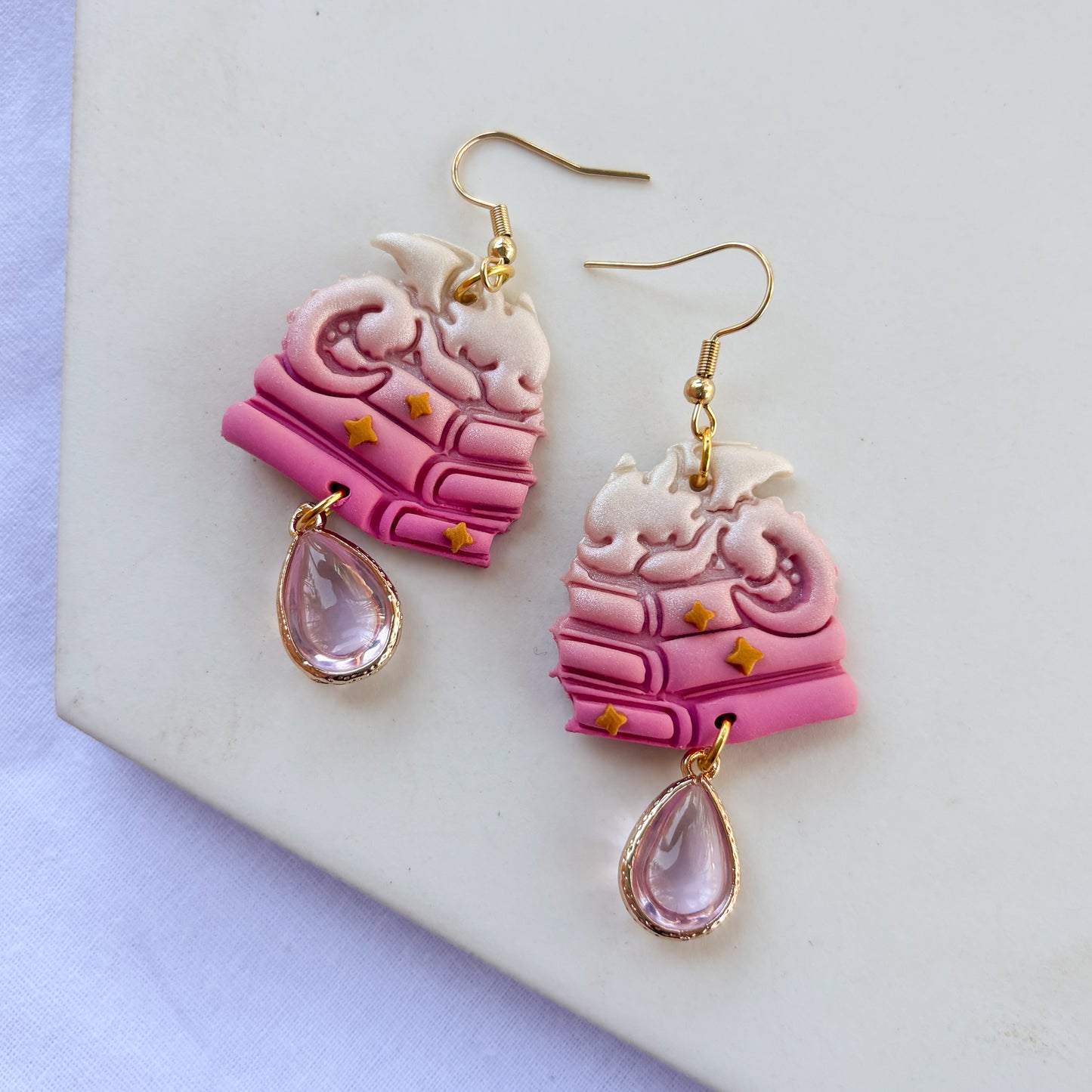 DRAGON ON BOOKS EARRINGS (PEARL PINK)