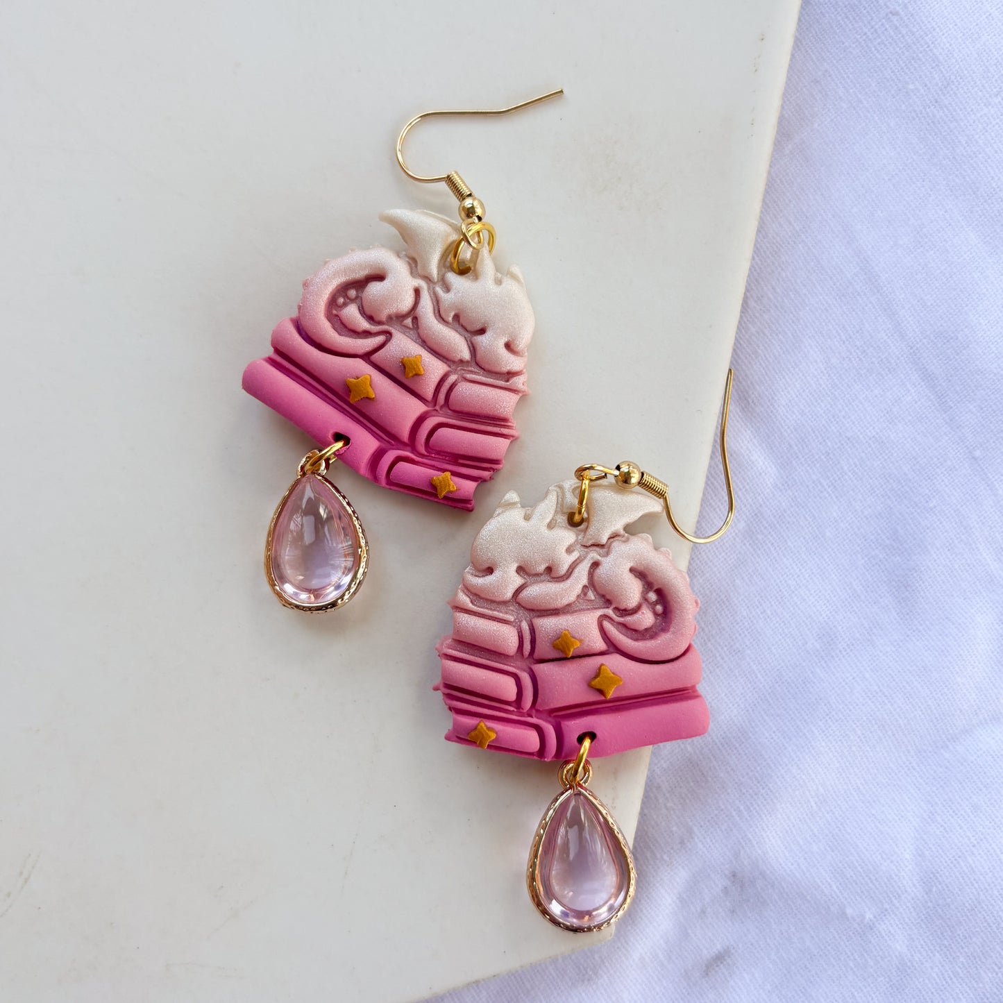 DRAGON ON BOOKS EARRINGS (PEARL PINK)