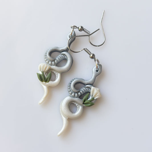 PEARLY SILVER FLOWER SNAKE EARRINGS