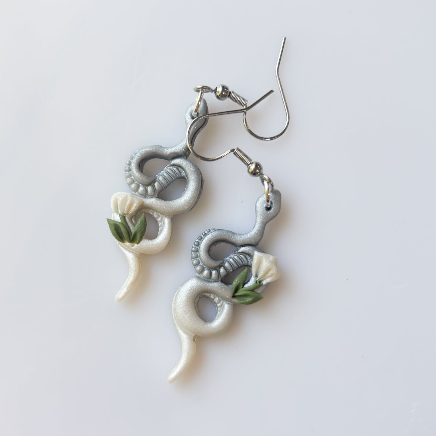 PEARLY SILVER FLOWER SNAKE EARRINGS