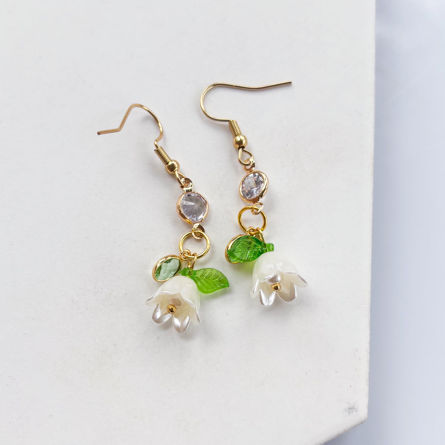 WHITE FLOWER CHARM EARRINGS