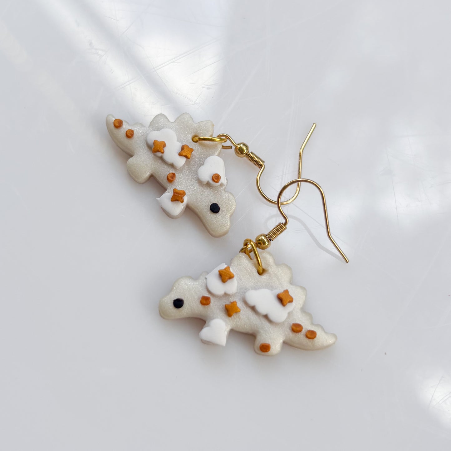 PEARL CLOUDY DINO EARRINGS (STEGO)