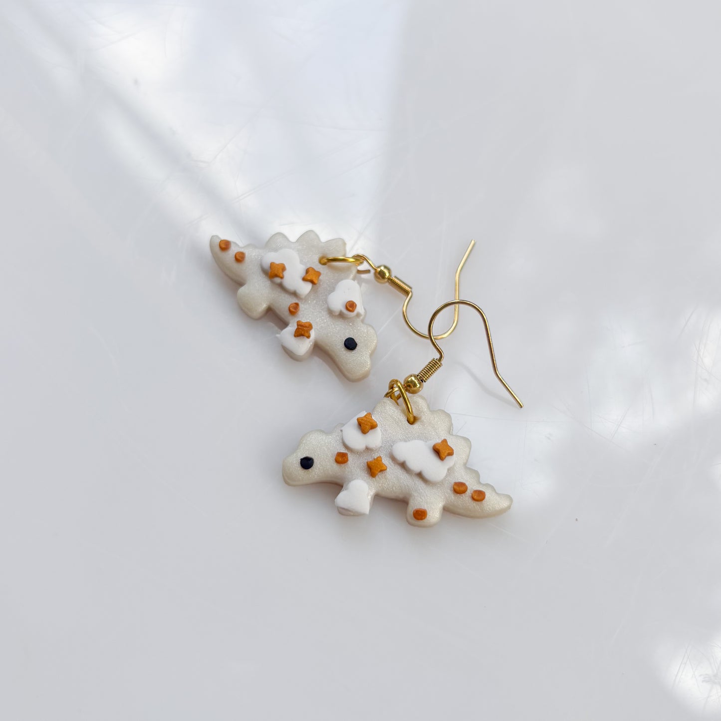 PEARL CLOUDY DINO EARRINGS (STEGO)
