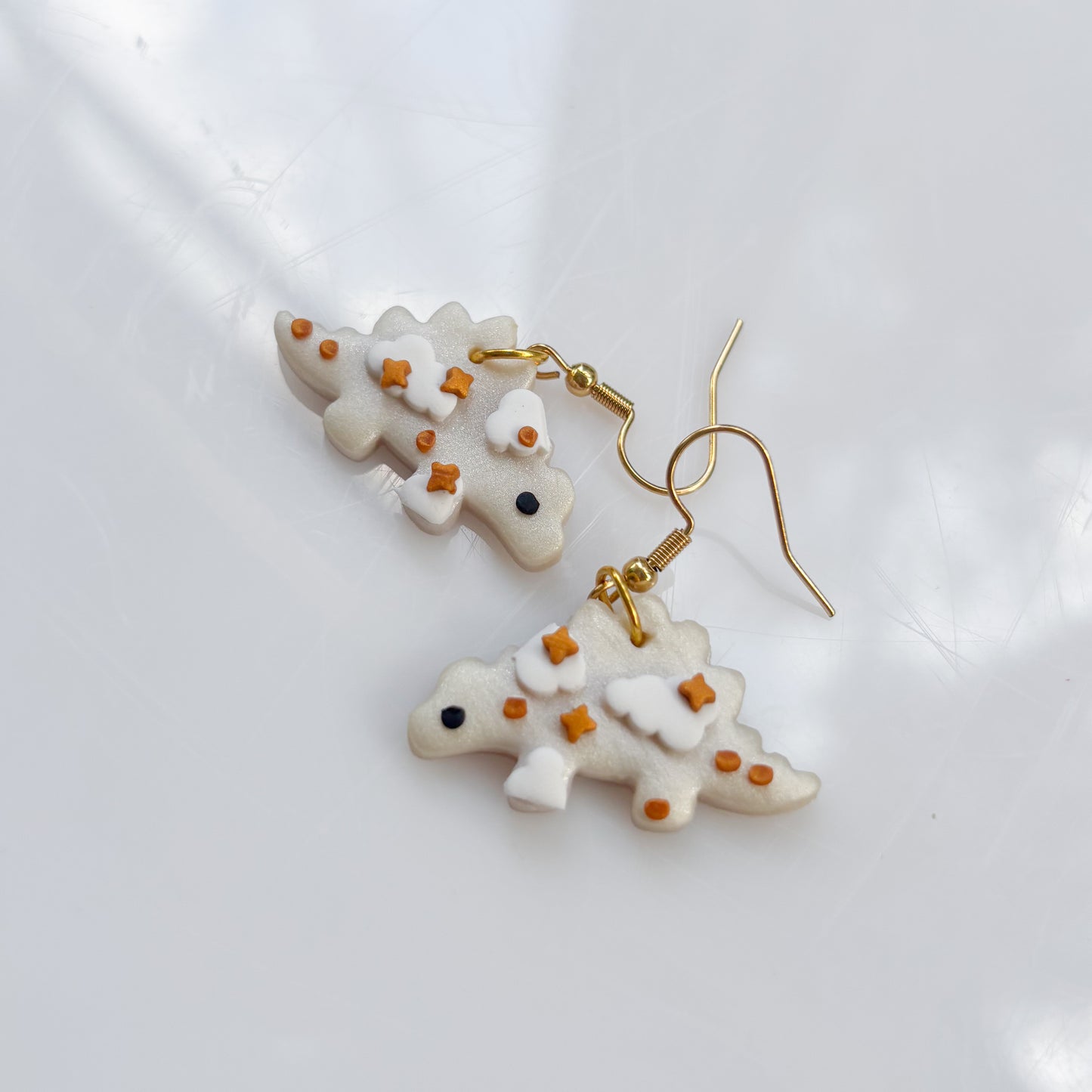 PEARL CLOUDY DINO EARRINGS (STEGO)