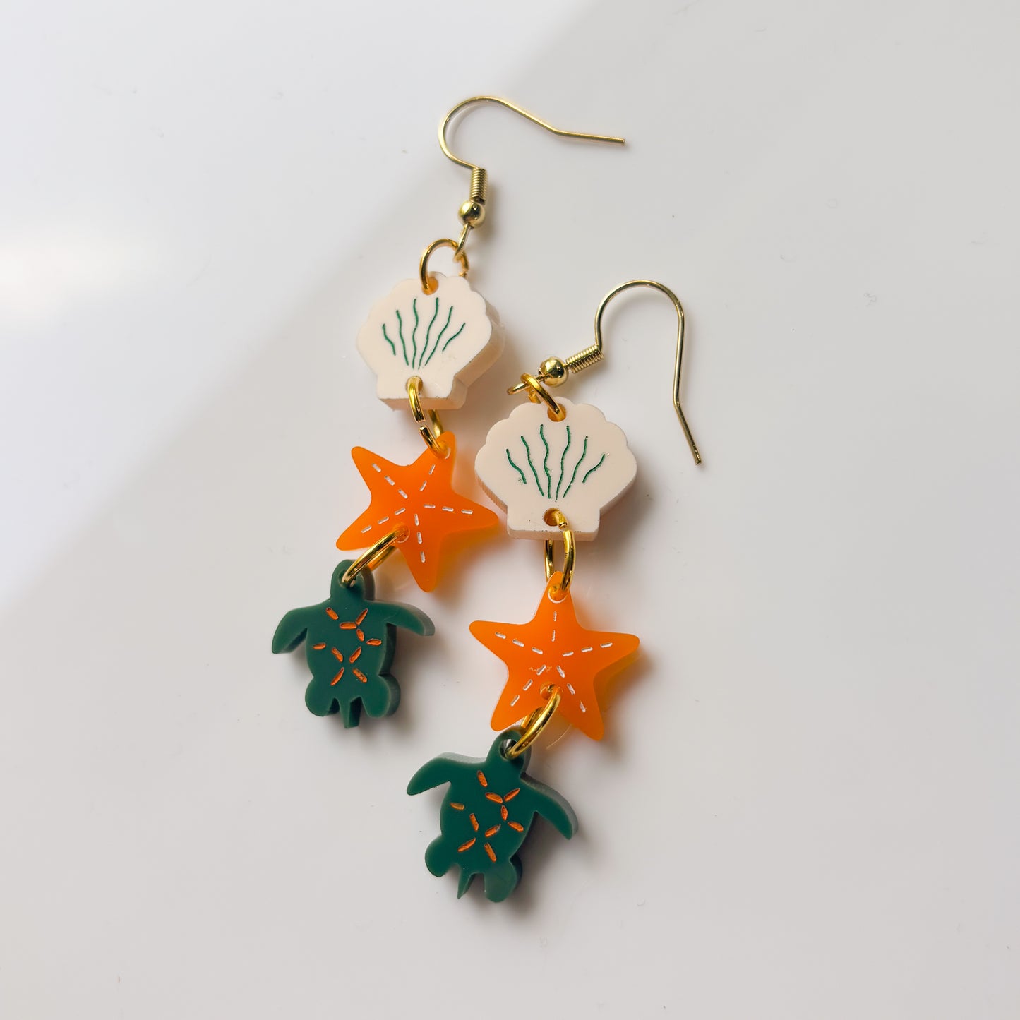 SHELL STAR TURTLE TRIO ACRYLIC EARRINGS