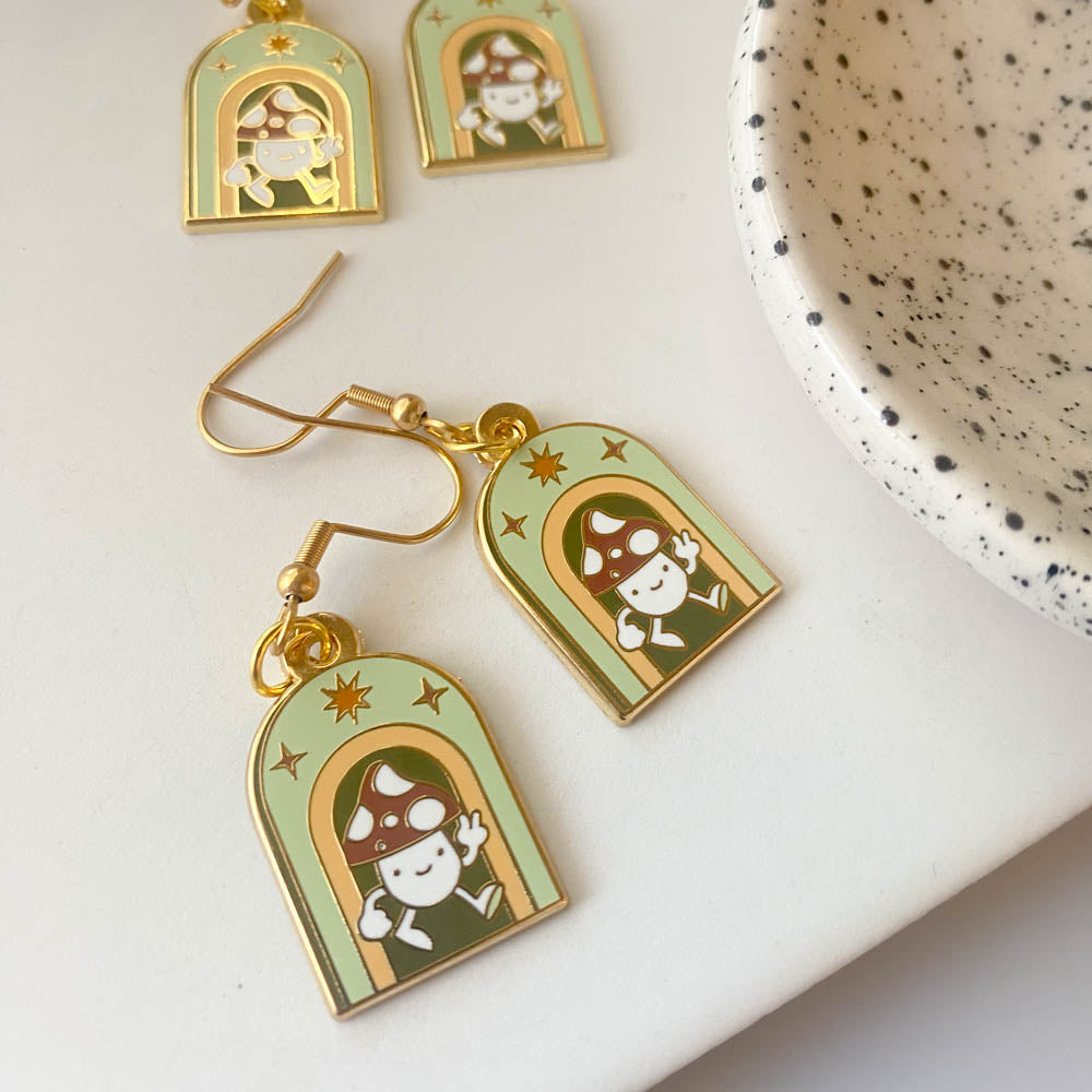 HAPPY MUSHROOM FRIEND METAL EARRINGS (GOLD)