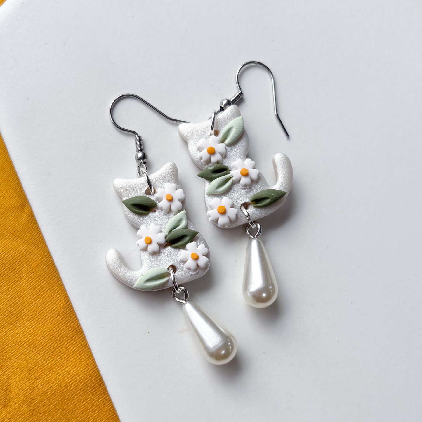 PEARLY DAISY CAT EARRINGS