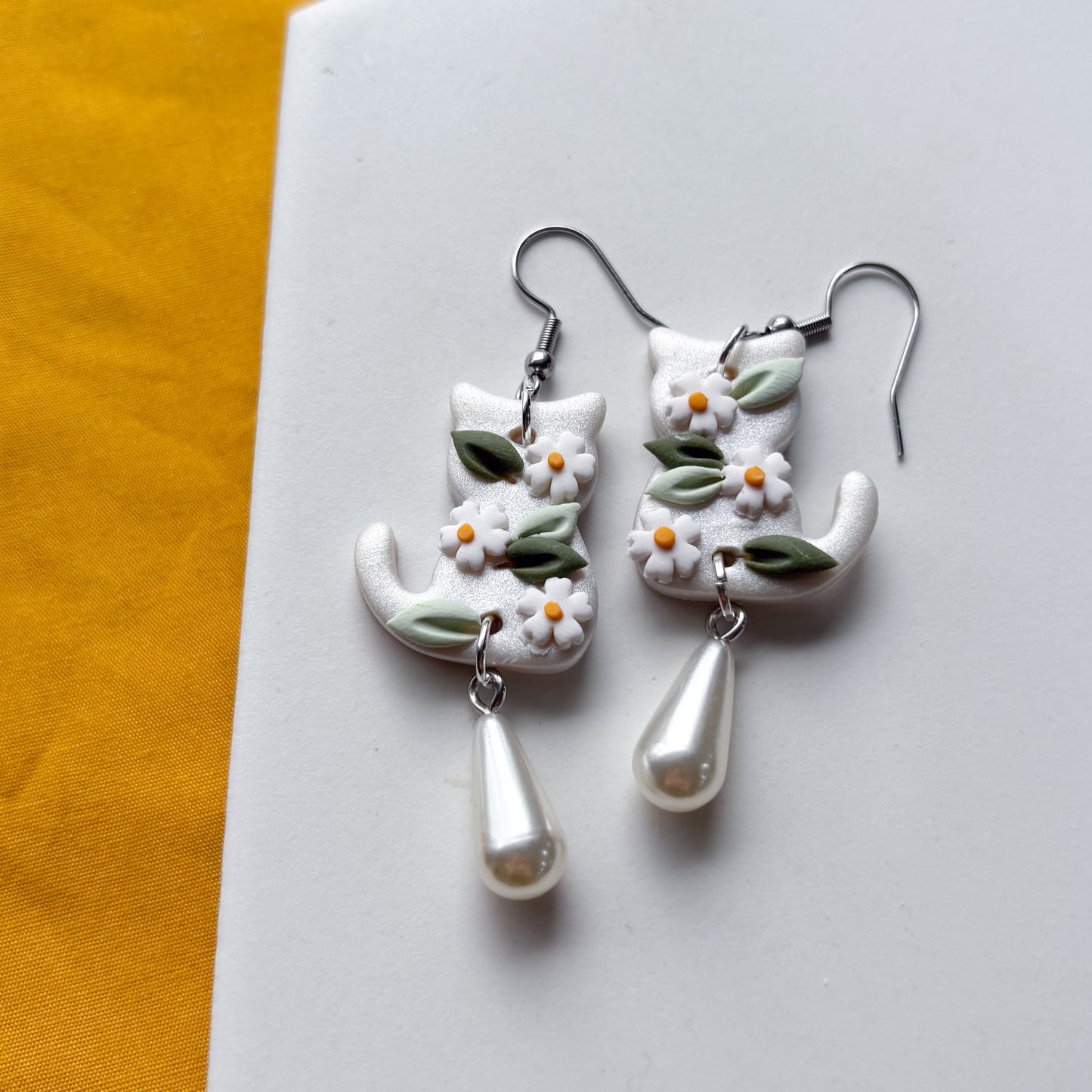 PEARLY DAISY CAT EARRINGS