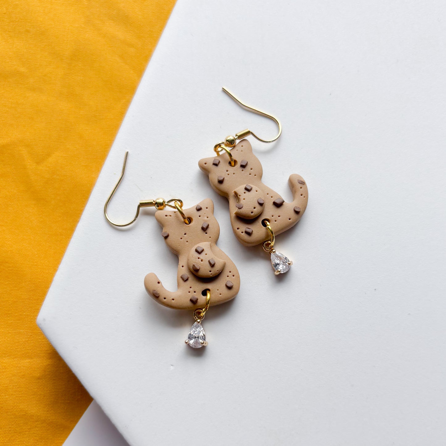 CHOCOLATE CHIP COOKIE CAT EARRINGS