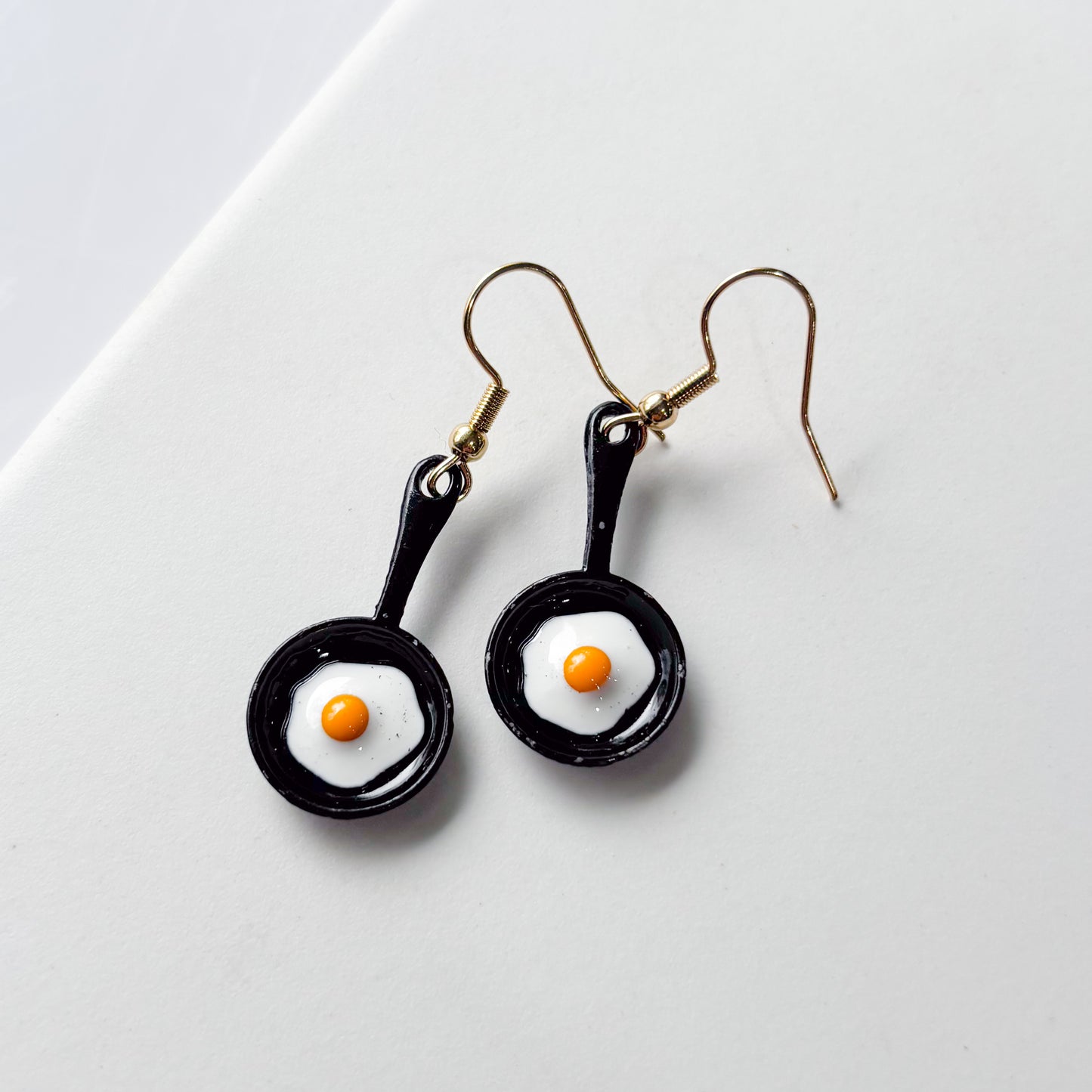 EGG FRYING PAN CHARM EARRINGS